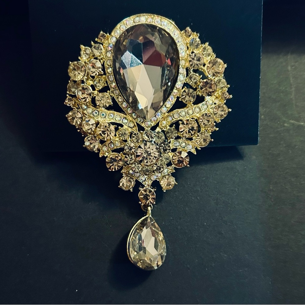 SALE!!! Vintage inspired Golden Brooch
💥Blowout prices💥 Bundle & save more